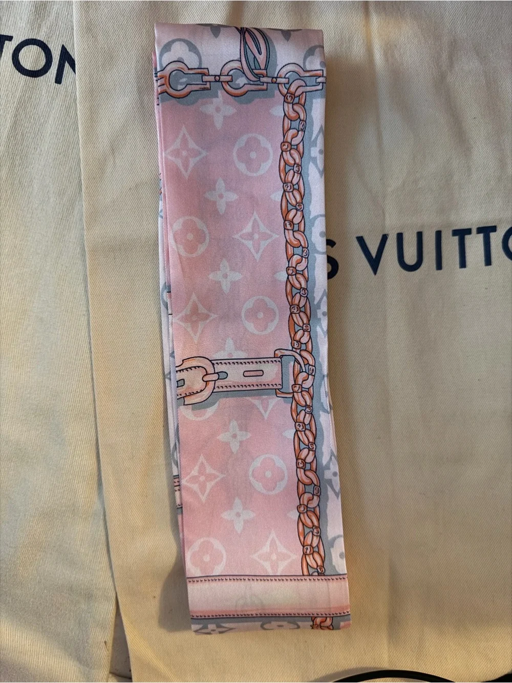 2 Louis Vuitton Confidential Bandeau Scarf Pink